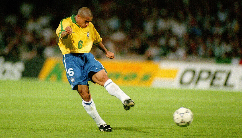Roberto Carlos atira